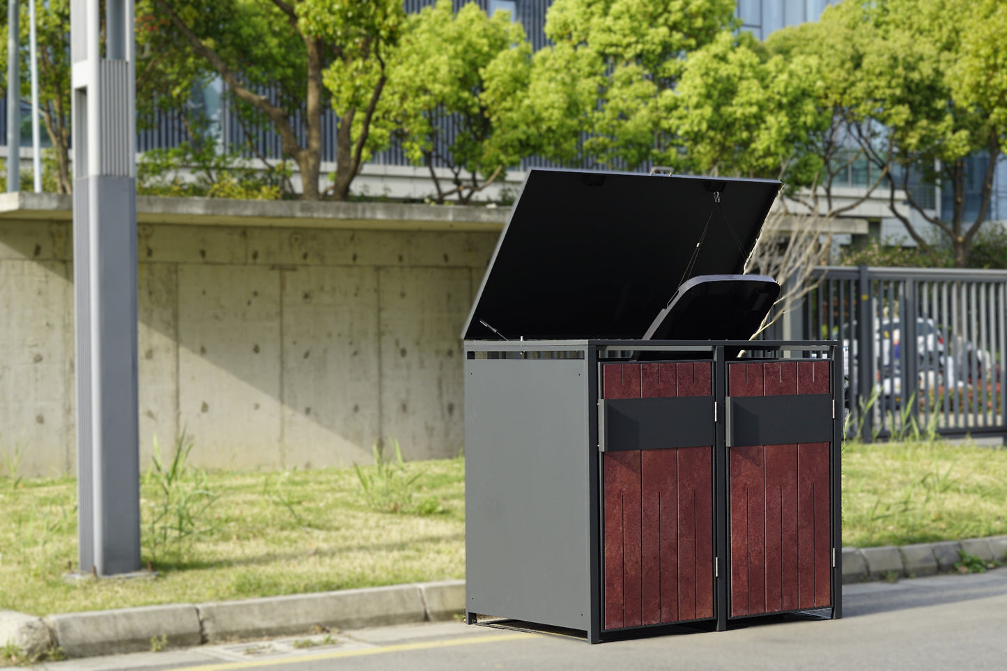 Mülltonnenboxen 2er mit Cortenstahl Design in RAL 7016 anthrazit, mit geöffnetem Deckel