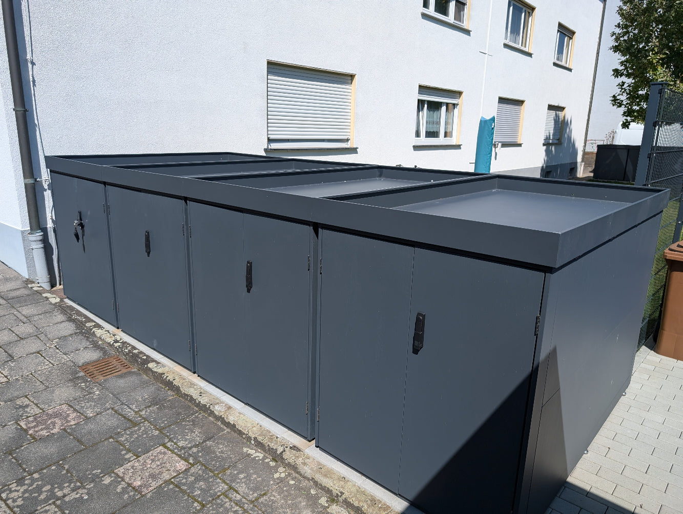 Fahrradgarage Statement in anthrazit mit Pflanzwanne zur Reihenanlage für Wohngemeinschaft aufgebaut