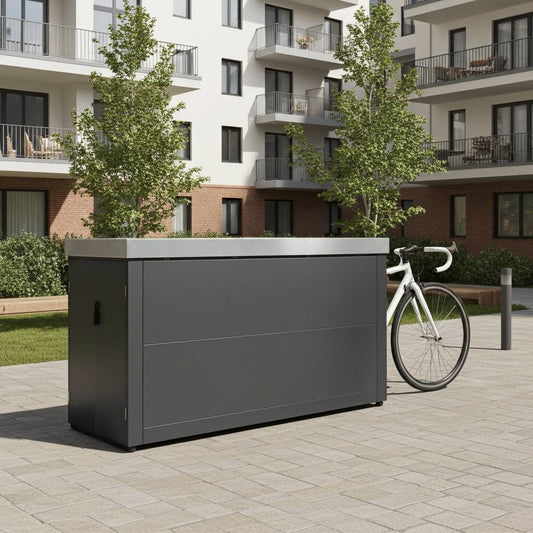 Schmale Fahrradgarage für drei Fahrräder mit Edelstahl Pflanzwanne und eingestelltem Rennrad: Die platzsparende Fahrradgarage vereint sicheres Abstellen mit individueller Dachbegrünung für den modernen Garten