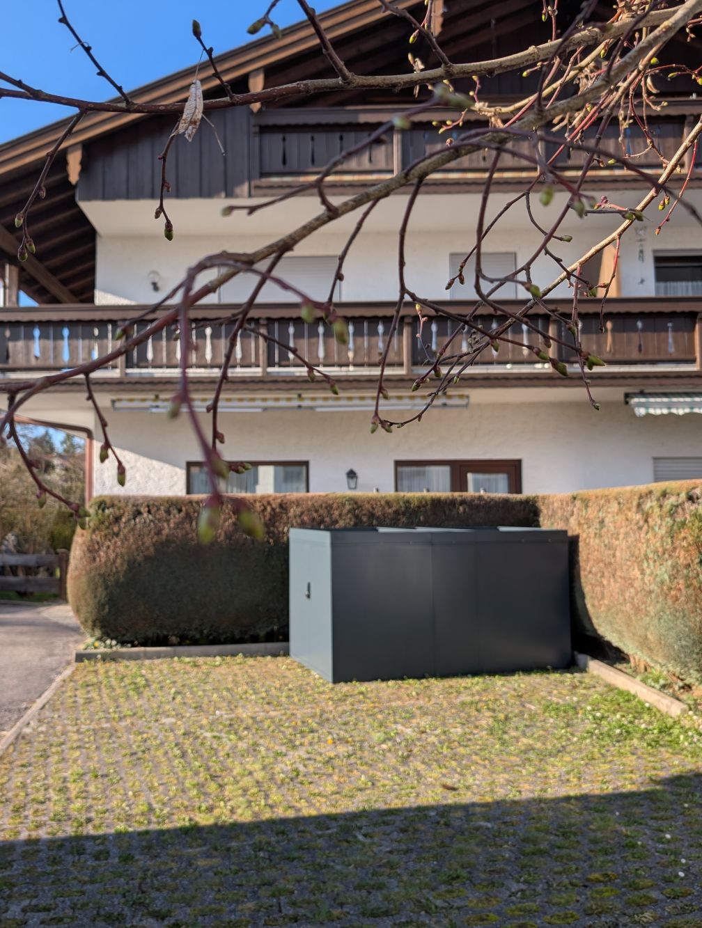 Fahrradgarage_XL_mit_Pflanzwanne_von_der_Seite vor einem Haus