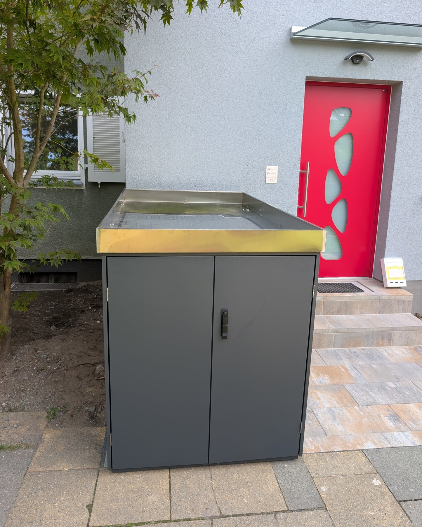 Zwei Fahrräder sicher verstaut in anthrazitfarbener Fahrradgarage mit optionaler Pflanzwanne in Edelstahl