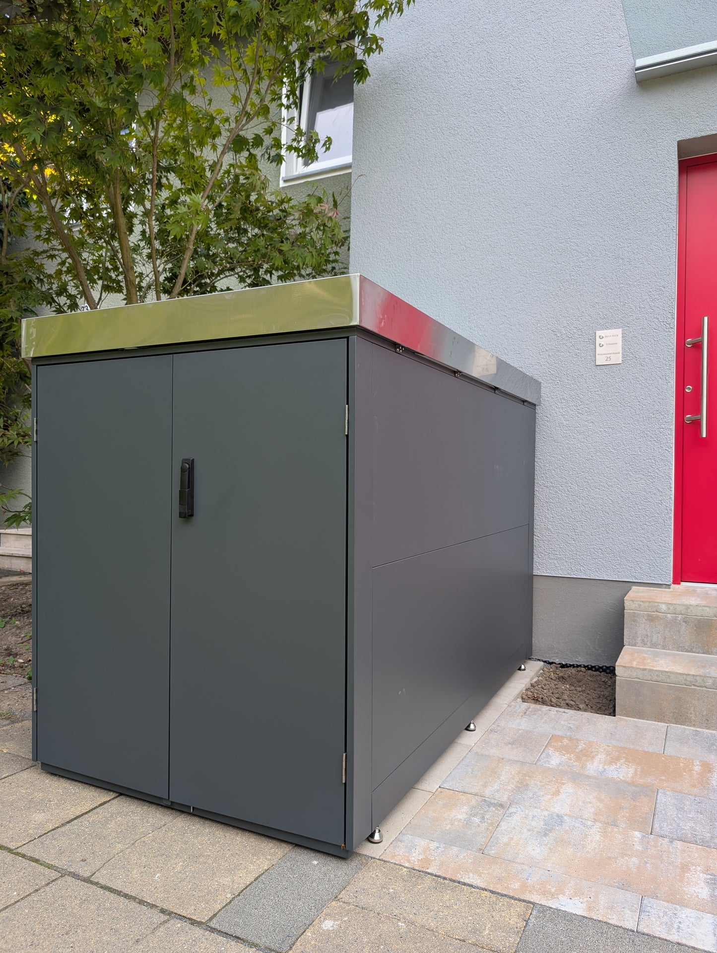 Fahrradgarage mit 8 höhenverstellbaren Bodenfüßen für sicheren Stand auf unebenem Untergrund