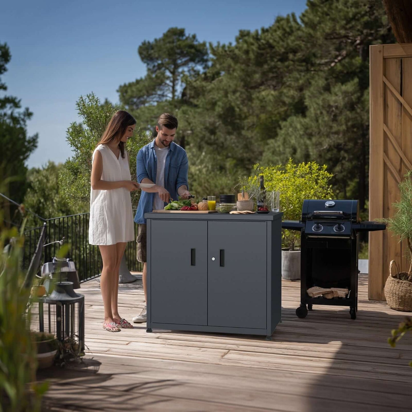 Grillschrank Metall anthrazit mit Grill auf Terrasse