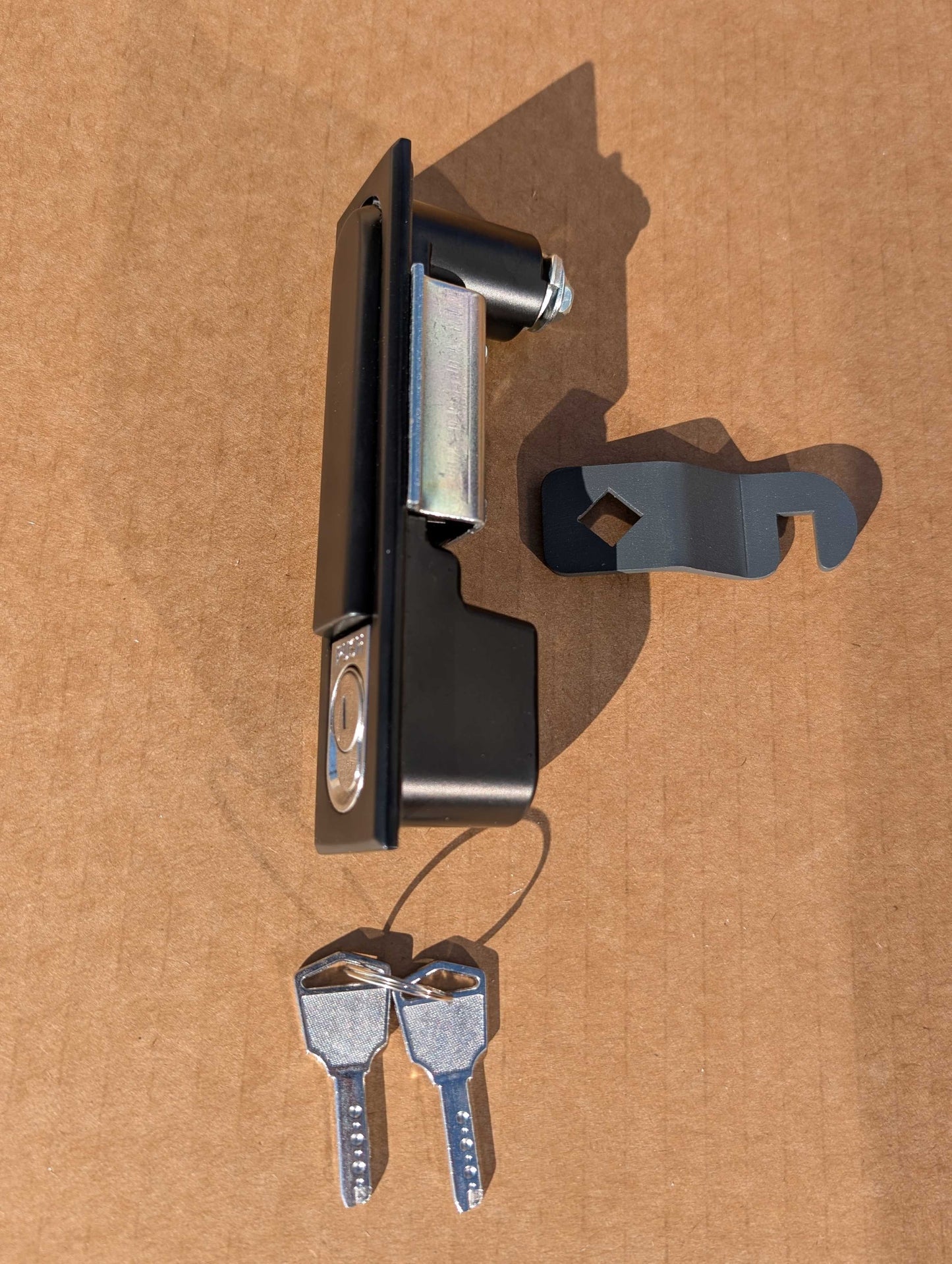 Kissenbox_Zylinderschloss_und_Haken