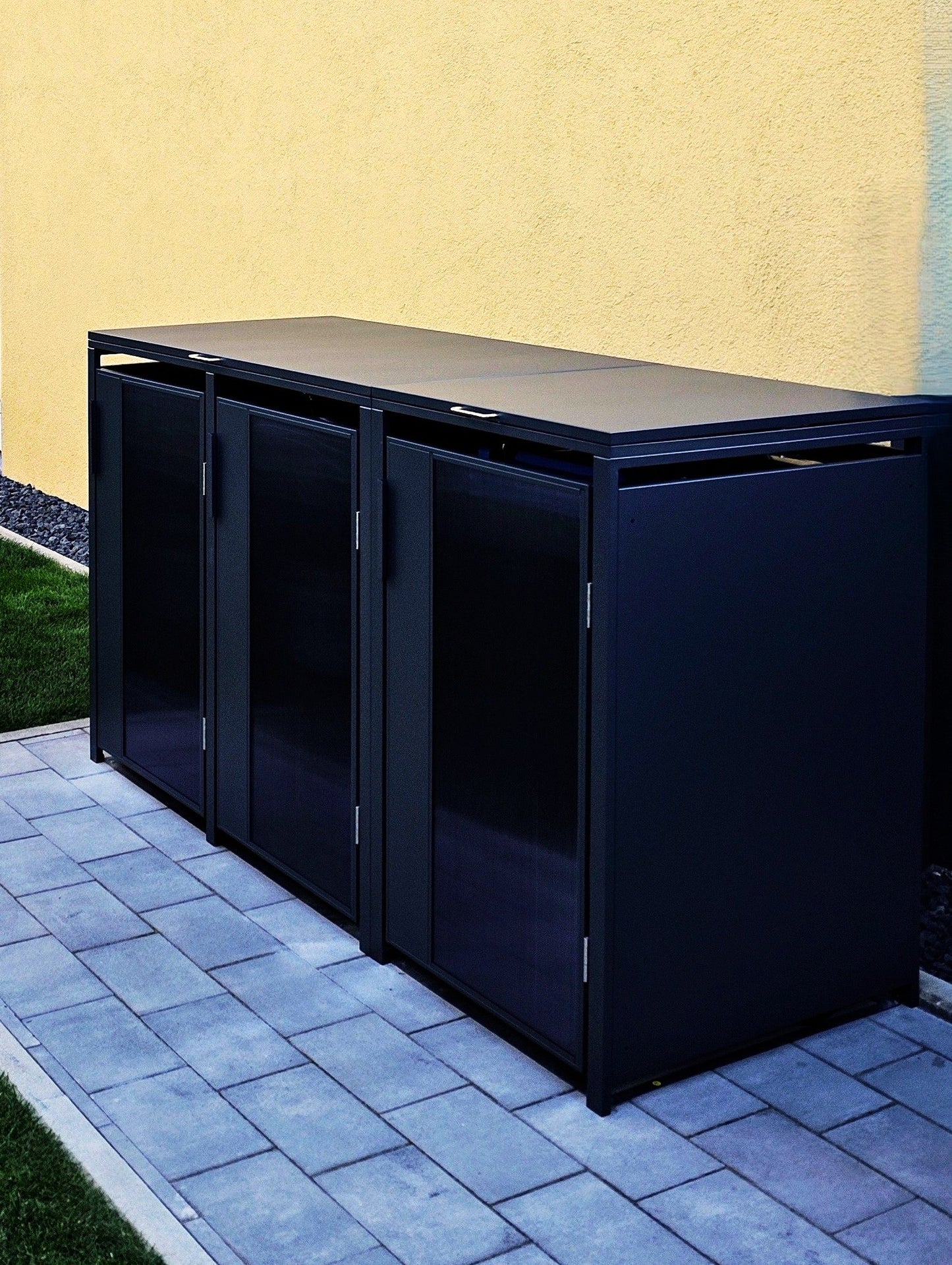3er Mülltonnenbox für 120- und 240-Liter-Mülltonnen – robuste Mülltonnenabdeckung mit Klappdeckel, langlebig, pflegeleicht und in anthrazit erhältlich für private und gewerbliche Nutzung