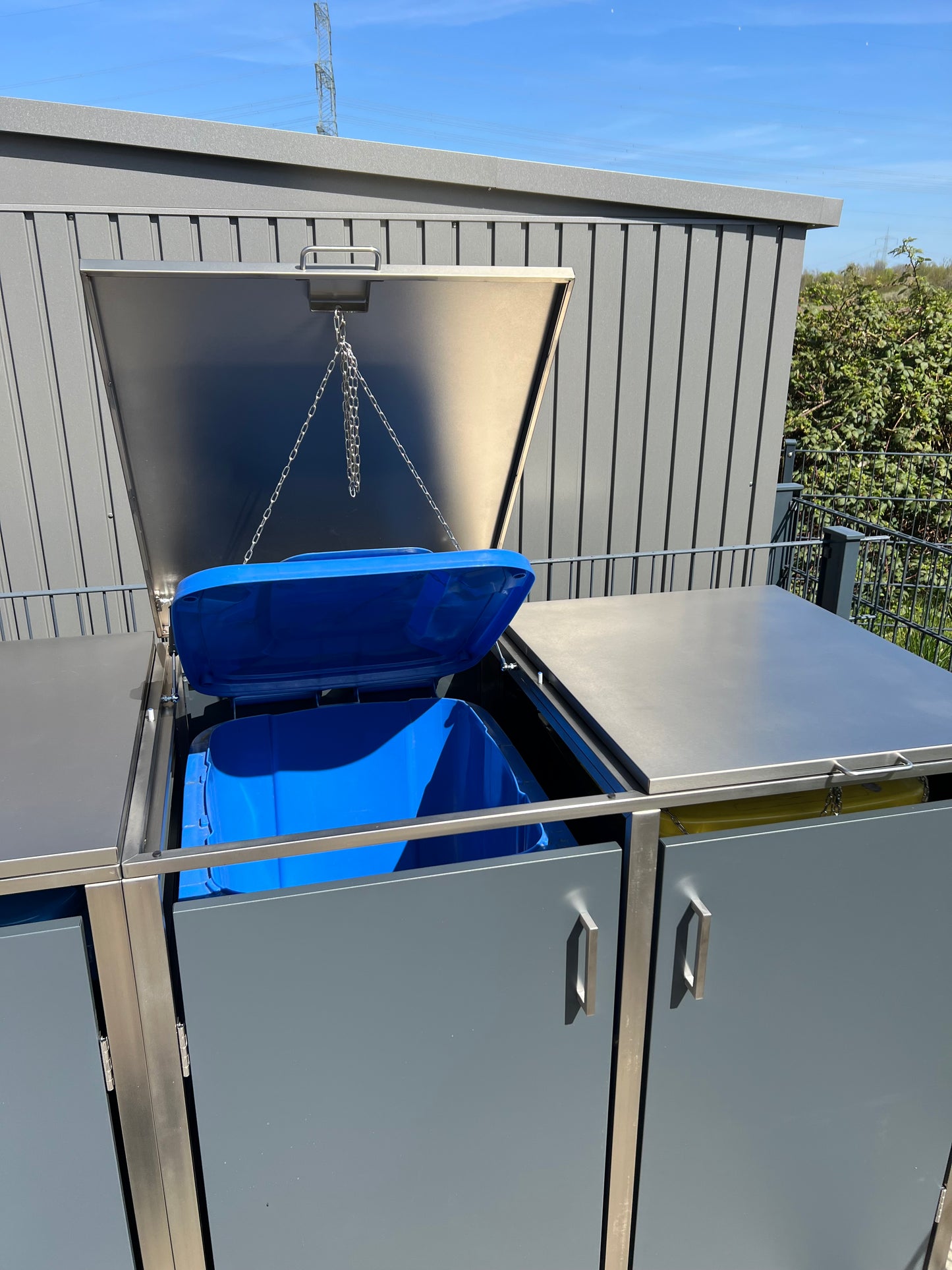 Mülltonnenboxen Basic als Set für 120l und 240l bi-color mit Deckel - Maße: H 120 x B 80 x T 132 cm