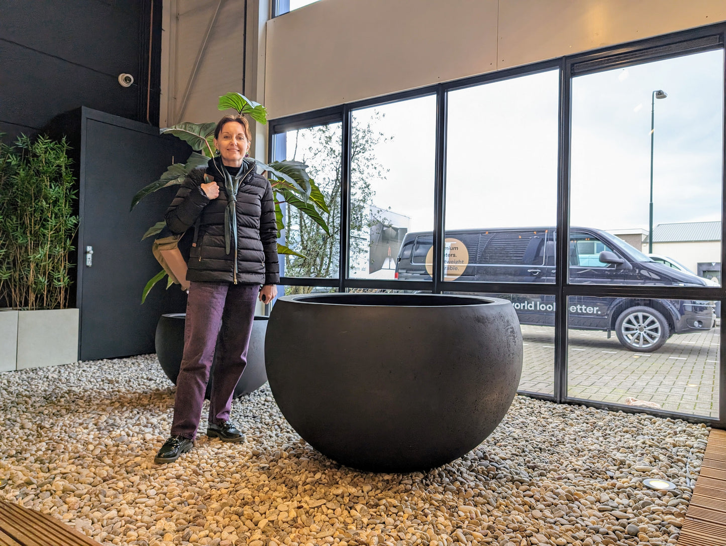 Vergleich der Größen eines anthrazit farbenen Luca Lifestyle Pflanzkübels mit Natallie