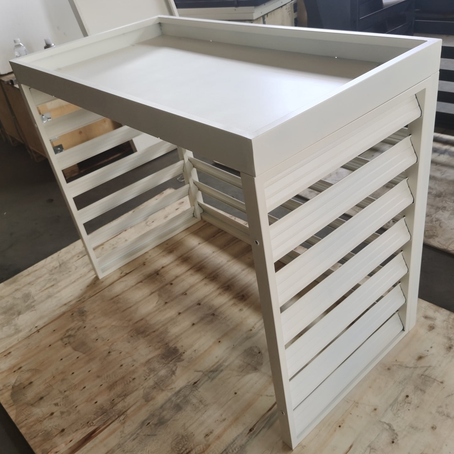Waermepumpen_Abdeckung_weiss_Ecke_Seite