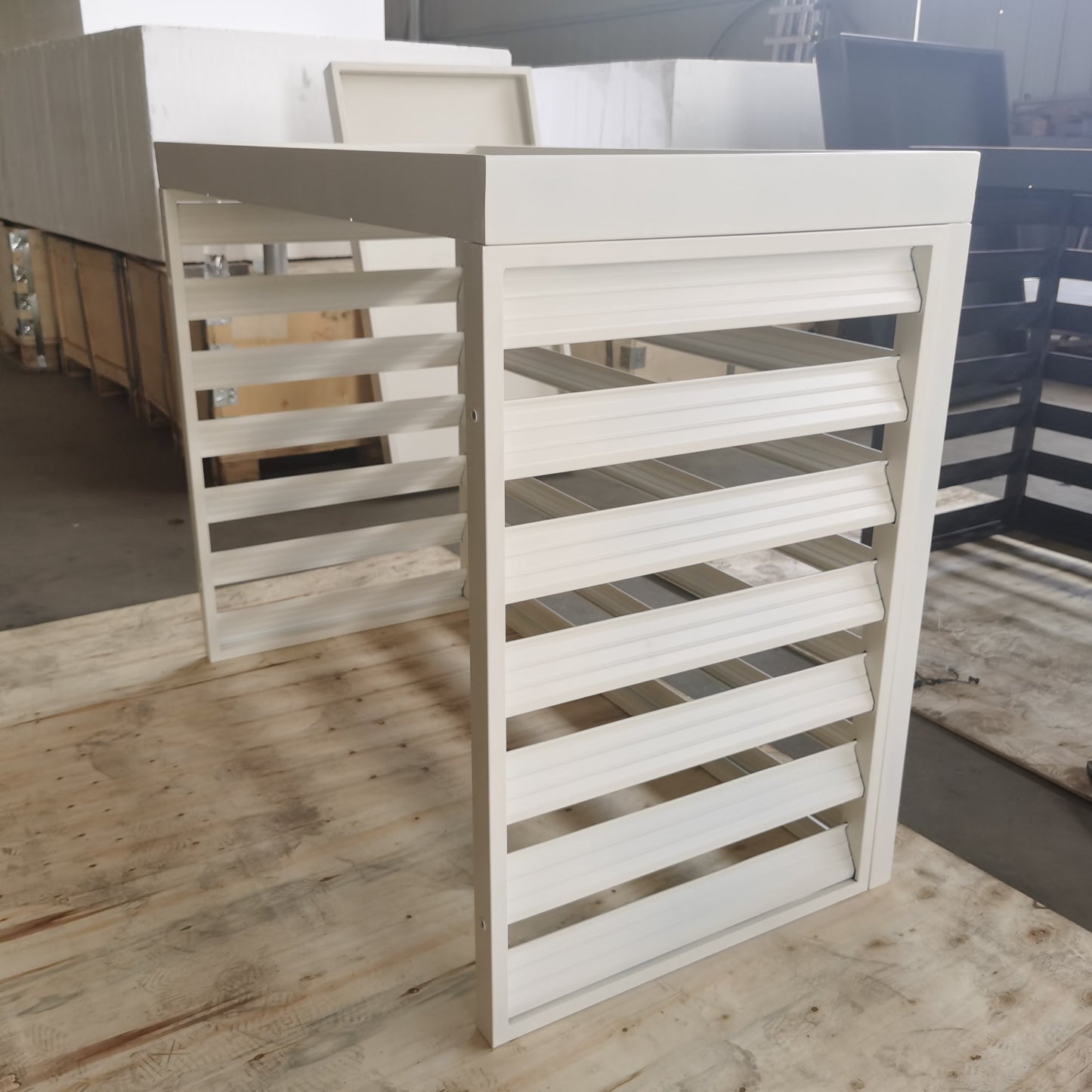 Waermepumpen_Abdeckung_weiss_Ecke_Seite_hinten