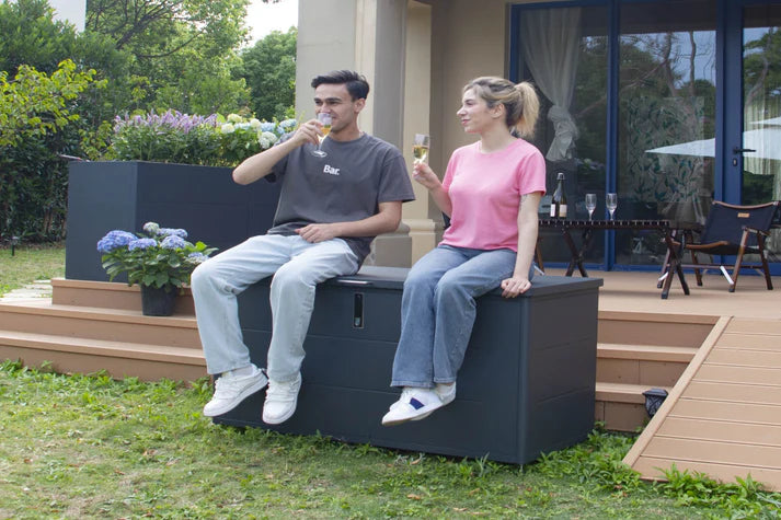 kissenbox als sitzgelegenheit für zwei Personen