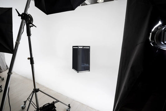 Mülltonnenbox URBAN BOX in einer Fotoaufnahme mit Studiobeleuchtung auf weißem Hintergrund.