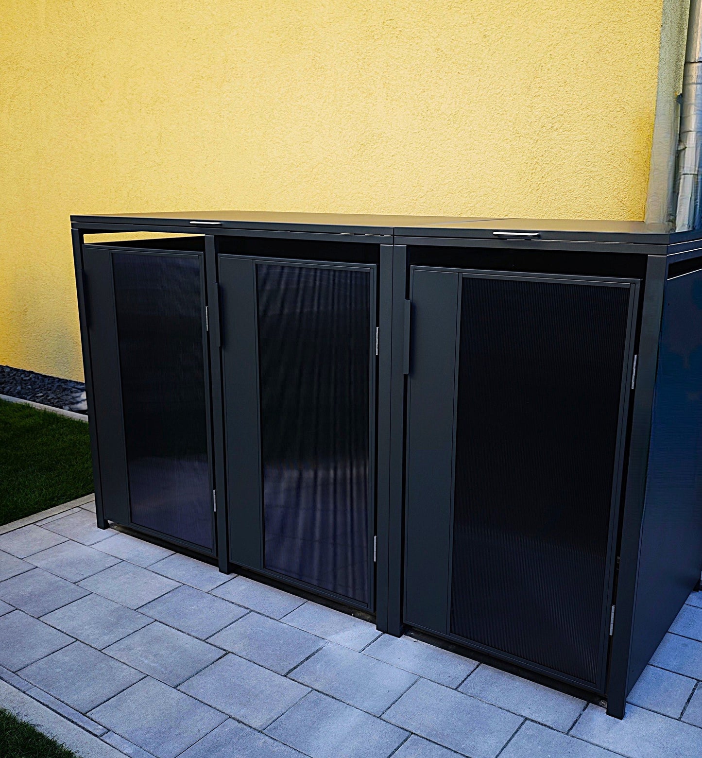 Design-Mülltonnenbox für drei Mülltonnen – moderne 3er Mülltonnenverkleidung aus Metal Glasl in Anthrazit, schützt Mülltonnen vor Wind, Wetter und Blicken, perfekt für Vorgarten oder Einfahrt