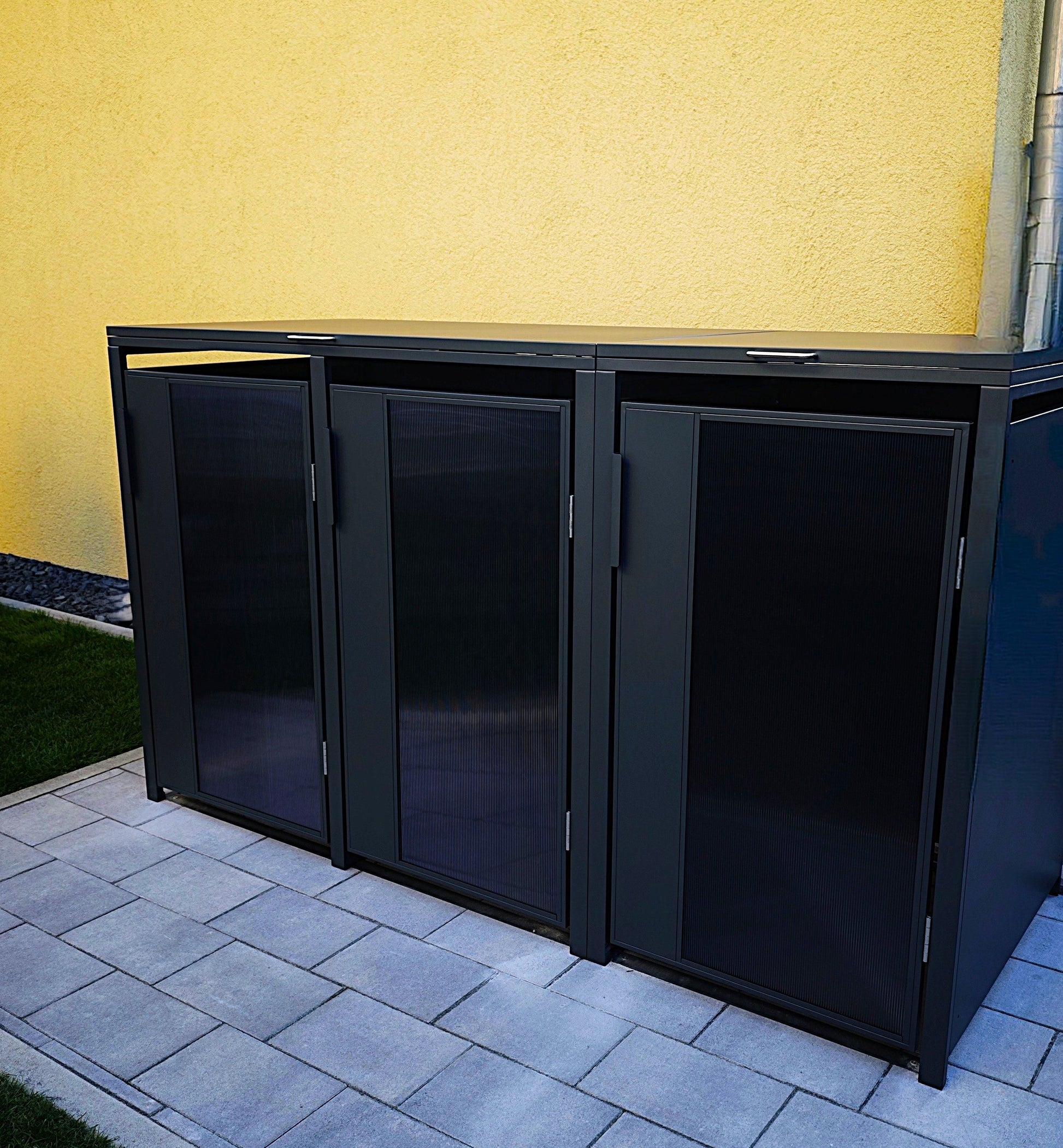 Design-Mülltonnenbox für drei Mülltonnen – moderne 3er Mülltonnenverkleidung aus Metal Glasl in Anthrazit, schützt Mülltonnen vor Wind, Wetter und Blicken, perfekt für Vorgarten oder Einfahrt