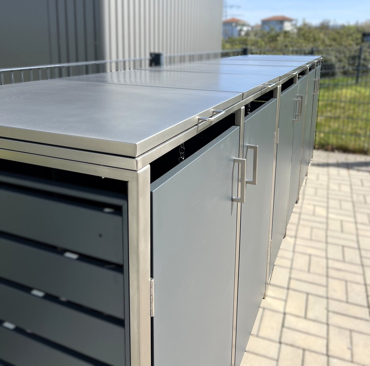 seitliche Ansicht von 2er Mülltonnenboxen mit Edelstahl und Kette
