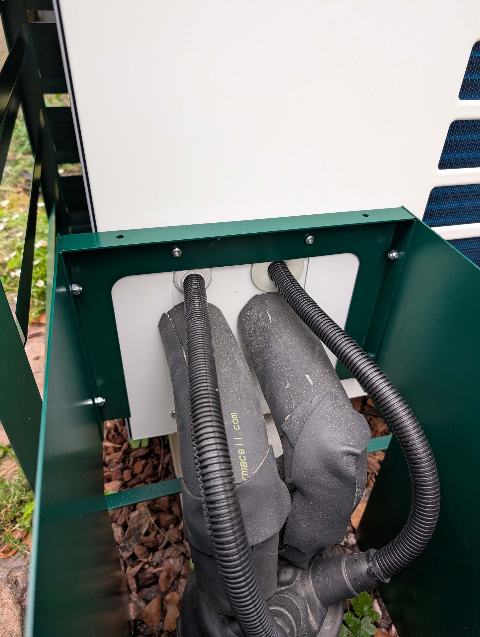 Bodenabdeckung für Wärmepumpen-Zuleitung – Bosch Wärmepumpe kompatibel