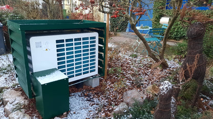 Boden-Abdeckhaube der Pflanzwanne im Winter mit Schnee auf Deckel über Anschluss – schützt vor Kälte und verbessert Energieeffizienz der Fahrradgarage