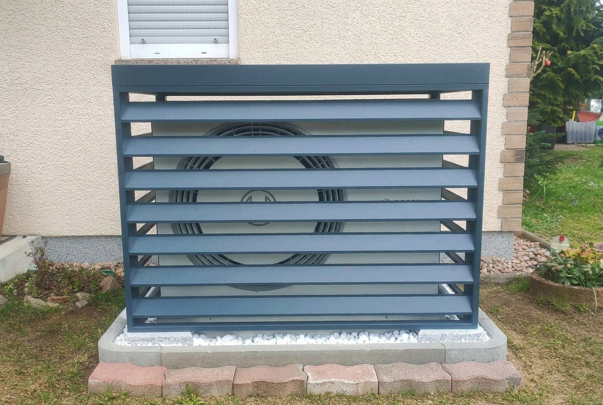 Design-Verkleidung für Bosch Compress 5800i Wärmepumpe – Perspektive vorne. Hochwertige Abdeckung zum Schutz vor Witterung