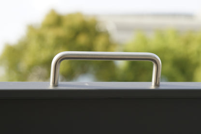 Detailaufnahme nur silberner Griff der Mülltonnenbox