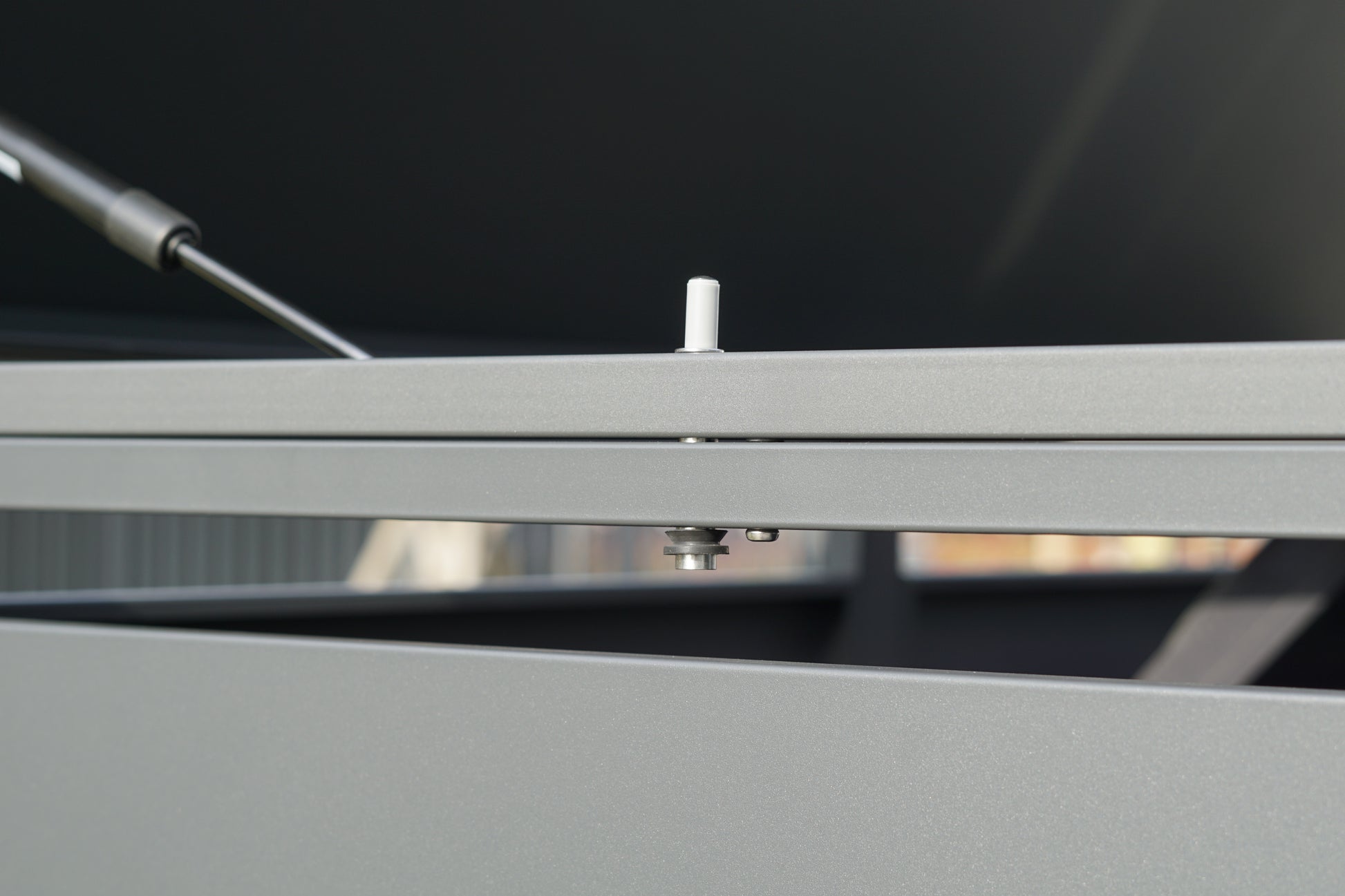 Gasdruckdämpfer für sanftes Öffnen des Deckels und Softclose Dämpfer bei Mülltonnenboxen von Metallwaren Deutschland