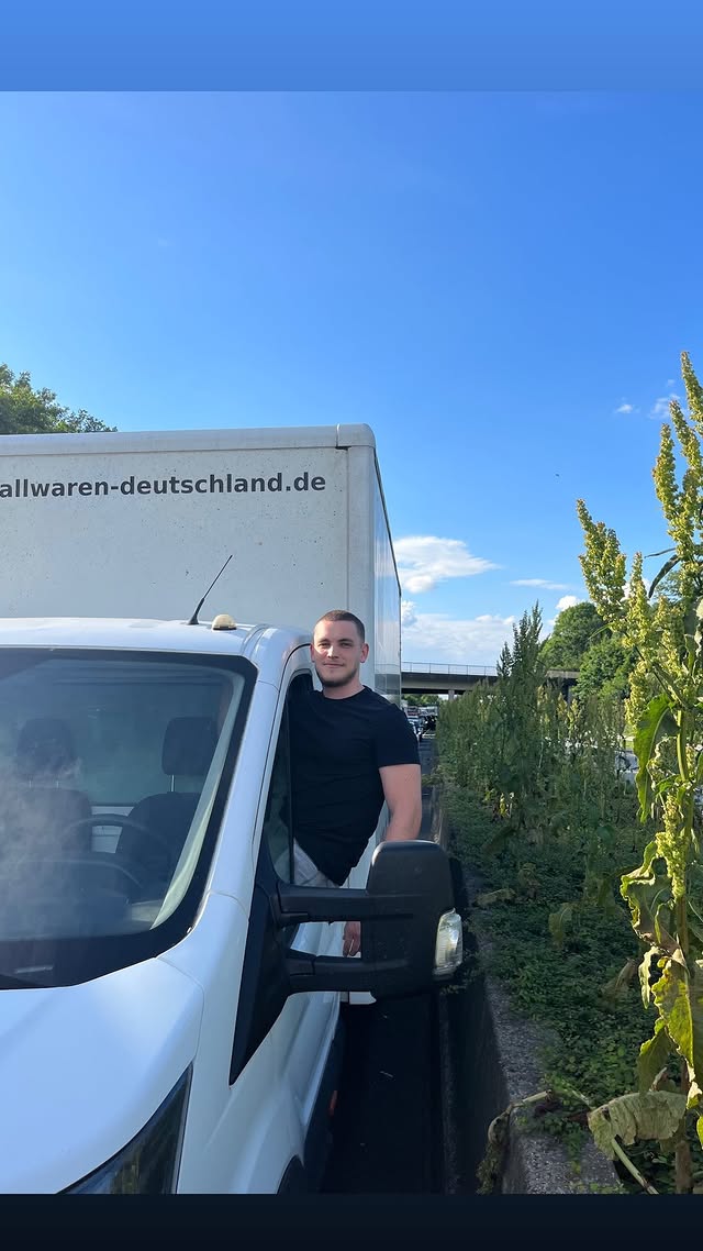 Fahrer der eigenen Auslieferflotte von Metallwaren Deutschland