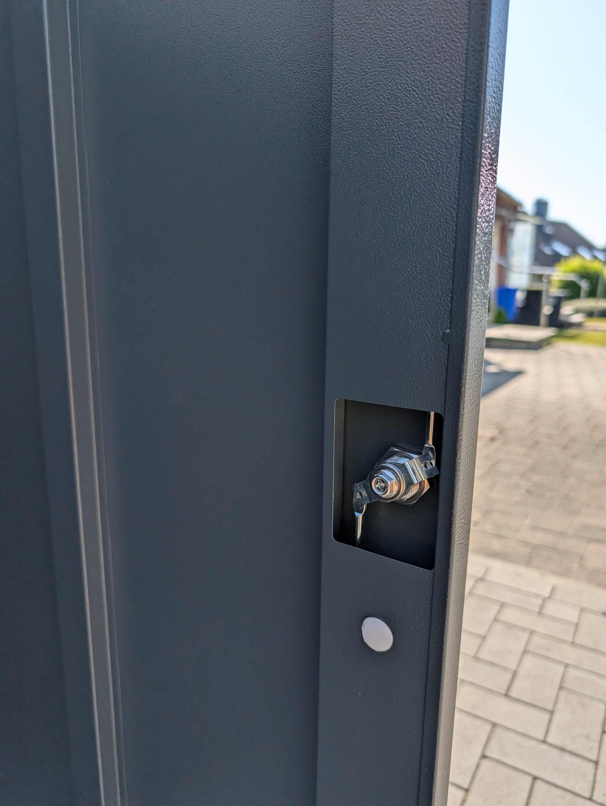 Detailaufnahme von mehrfach Verriegelung der Fahrradgarage für E-Bike