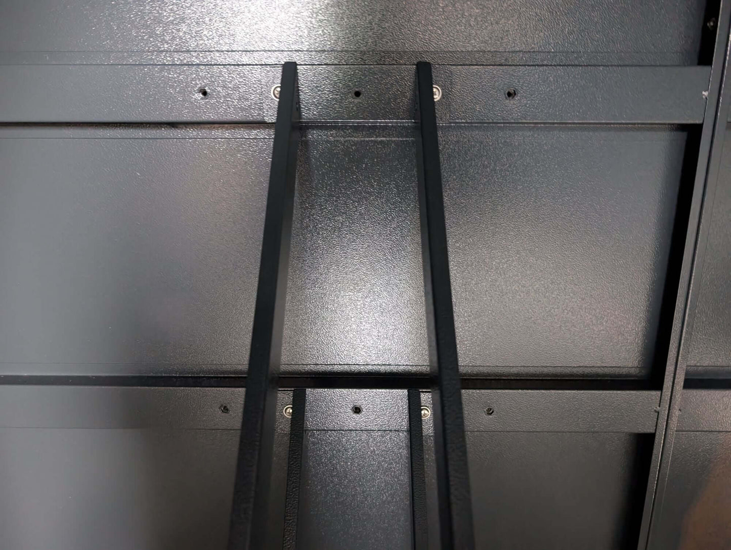 Fahrradgarage mit verstellbarer_Breite_der_Vorderradhalter_der_Fahrradschienen_in_der_E-Bike_Fahrradgarage_Wallstreet