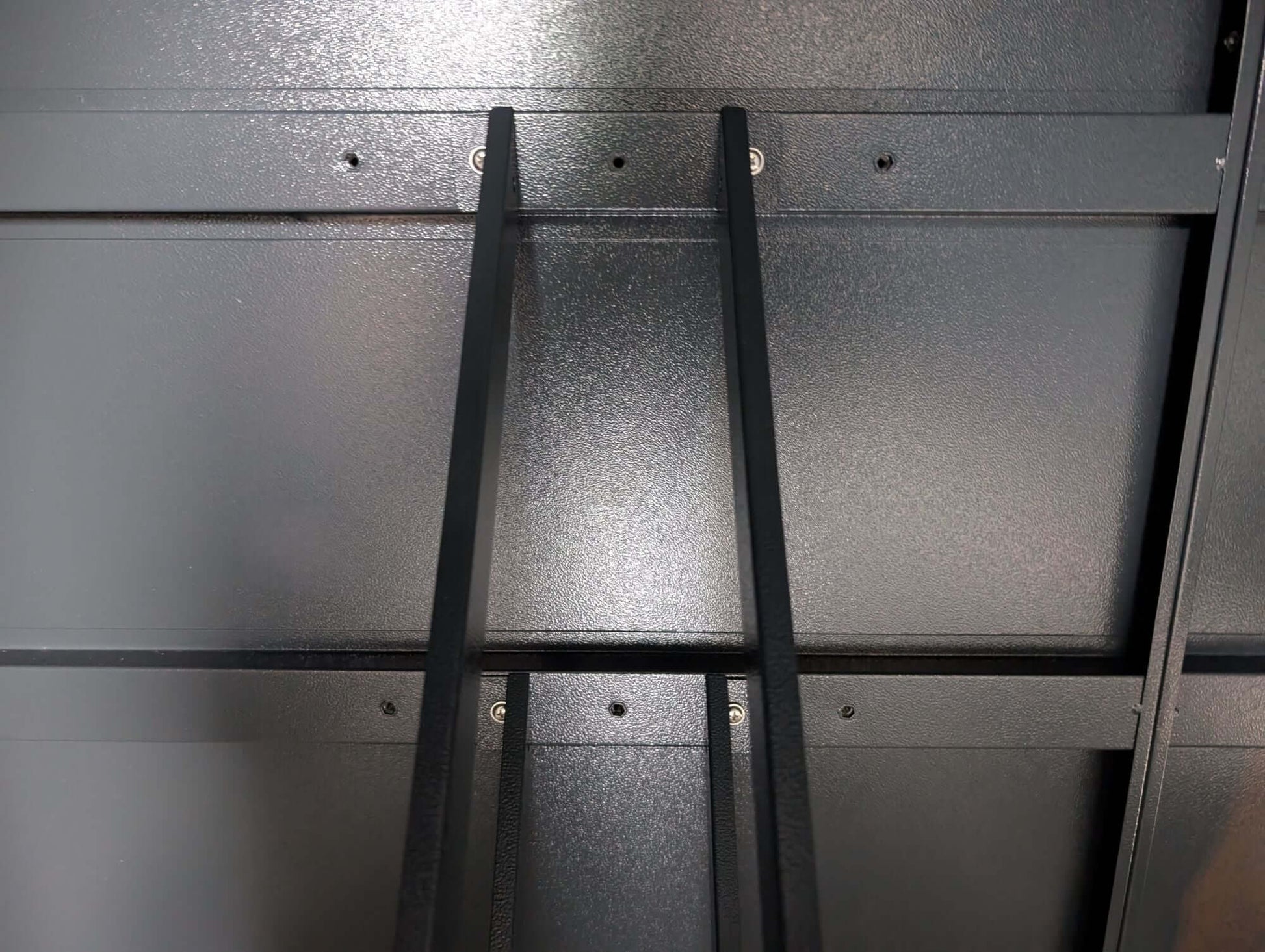 Fahrradgarage mit verstellbarer_Breite_der_Vorderradhalter_der_Fahrradschienen_in_der_E-Bike_Fahrradgarage_Wallstreet