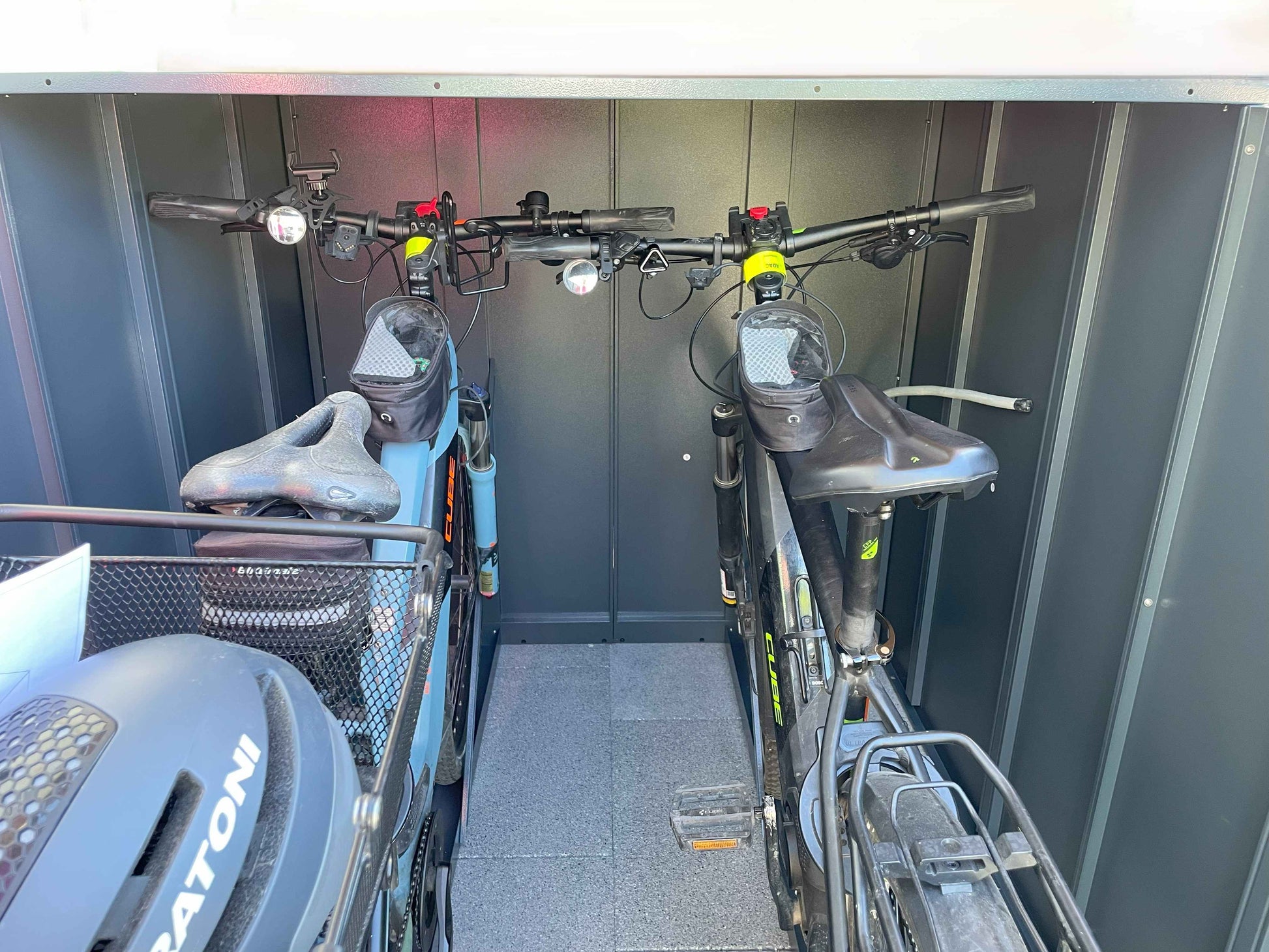 Fahrradgarage_Container_mit_2_Fahrraeder E-Bikes_Lenker_ueberdeckend_gestellt