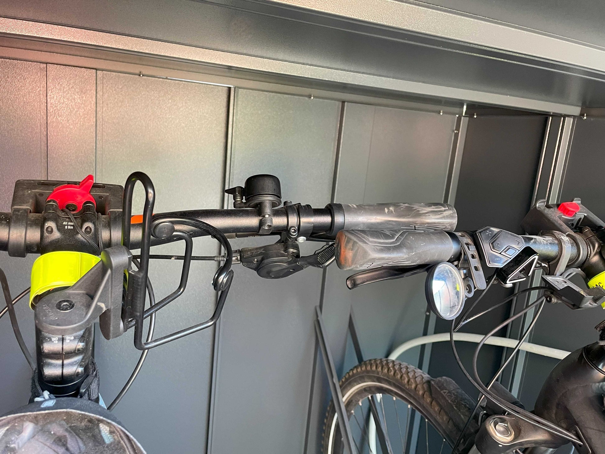 Fahrradgarage_Container_mit_2_Fahrraeder_Lenker_ueberdeckend_gestellt_Nahaufnahme