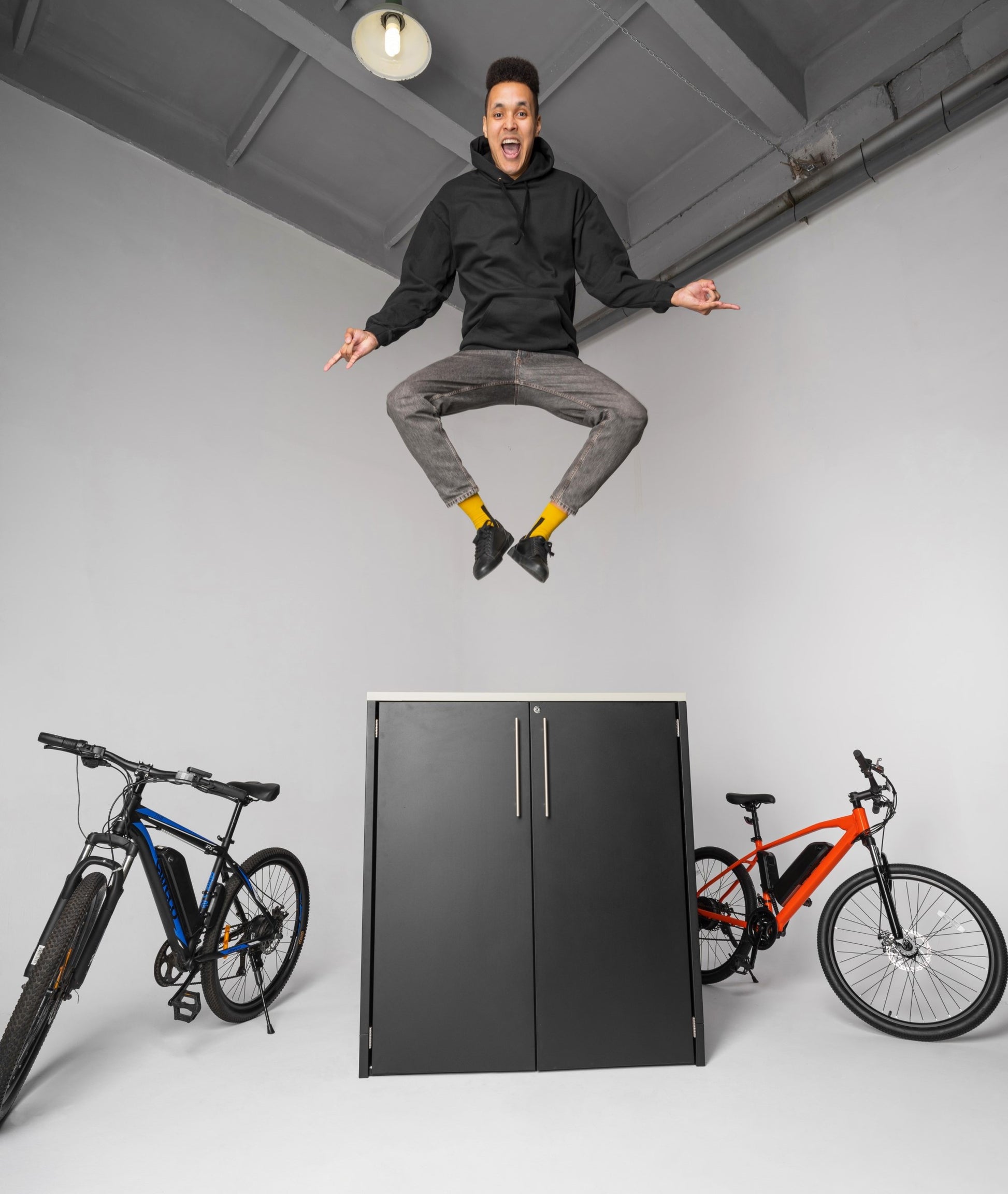 Mann springt vom Dach der Fahrradgarage Statement