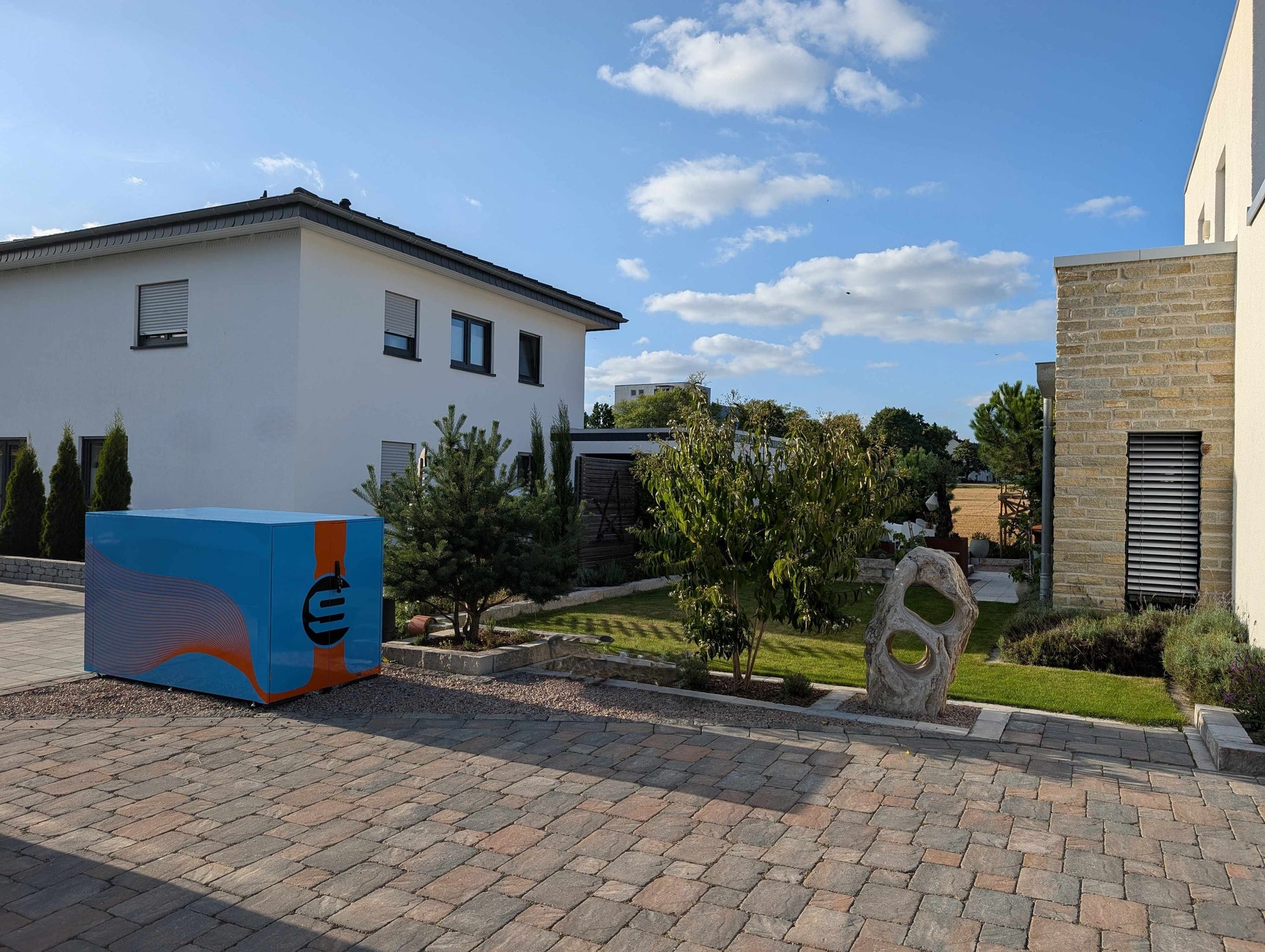 Fahrradgarage Art Box modern Gulf Design beim Kunden aufgestellt mit toller Einfahrt und schönem Garten