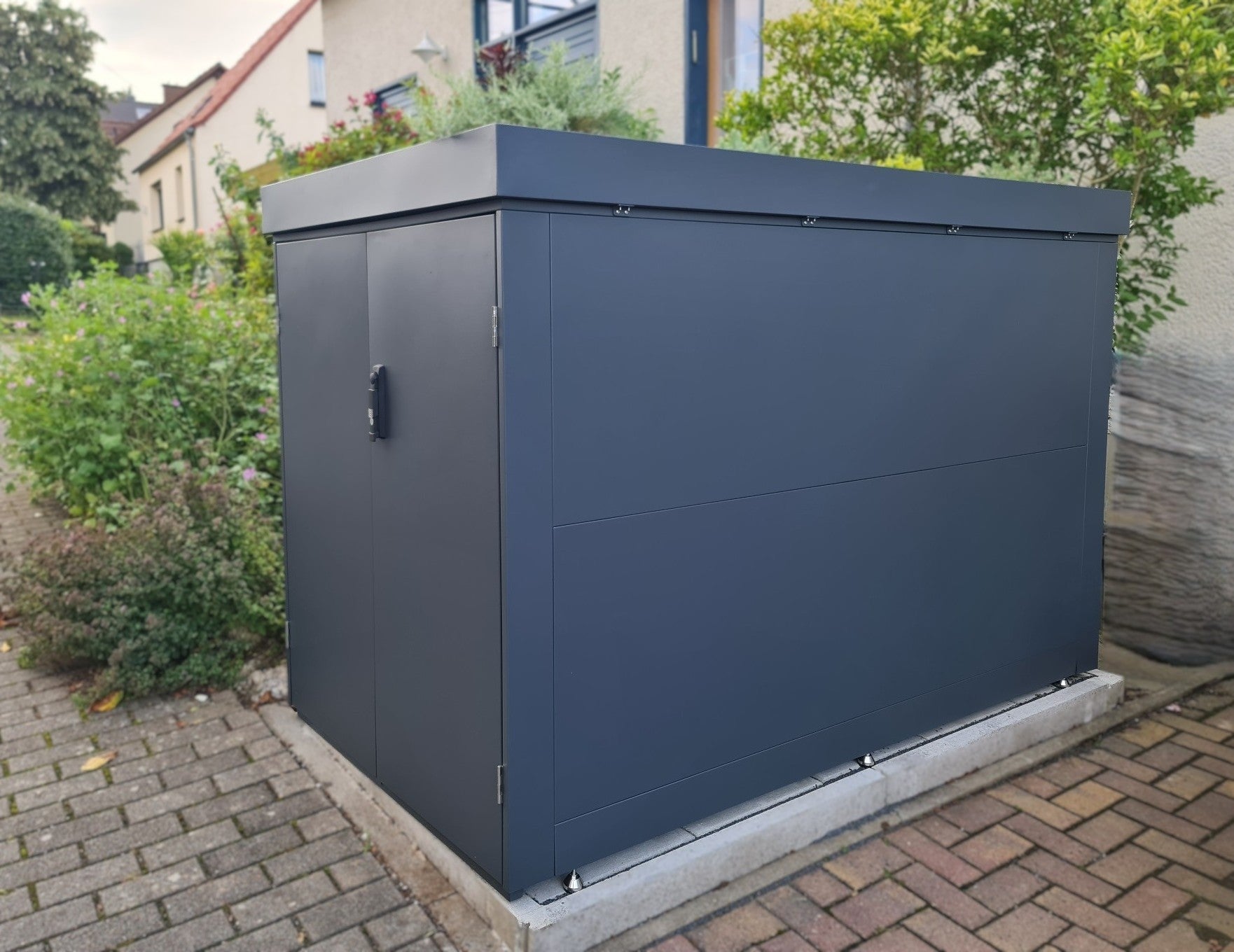 Fahrradgarage Statement mit Pflanzwanne Metall anthrazit bepflanzt