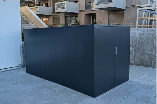Fahrradgarage XL aus Metall für Lastenräder und E-Bikes: Die extra große, wetterfeste und abschließbare Box in Anthrazit bietet maximalen Raumkomfort, stabile Führungsschienen und zuverlässigen Diebstahlschutz für große Bikes.