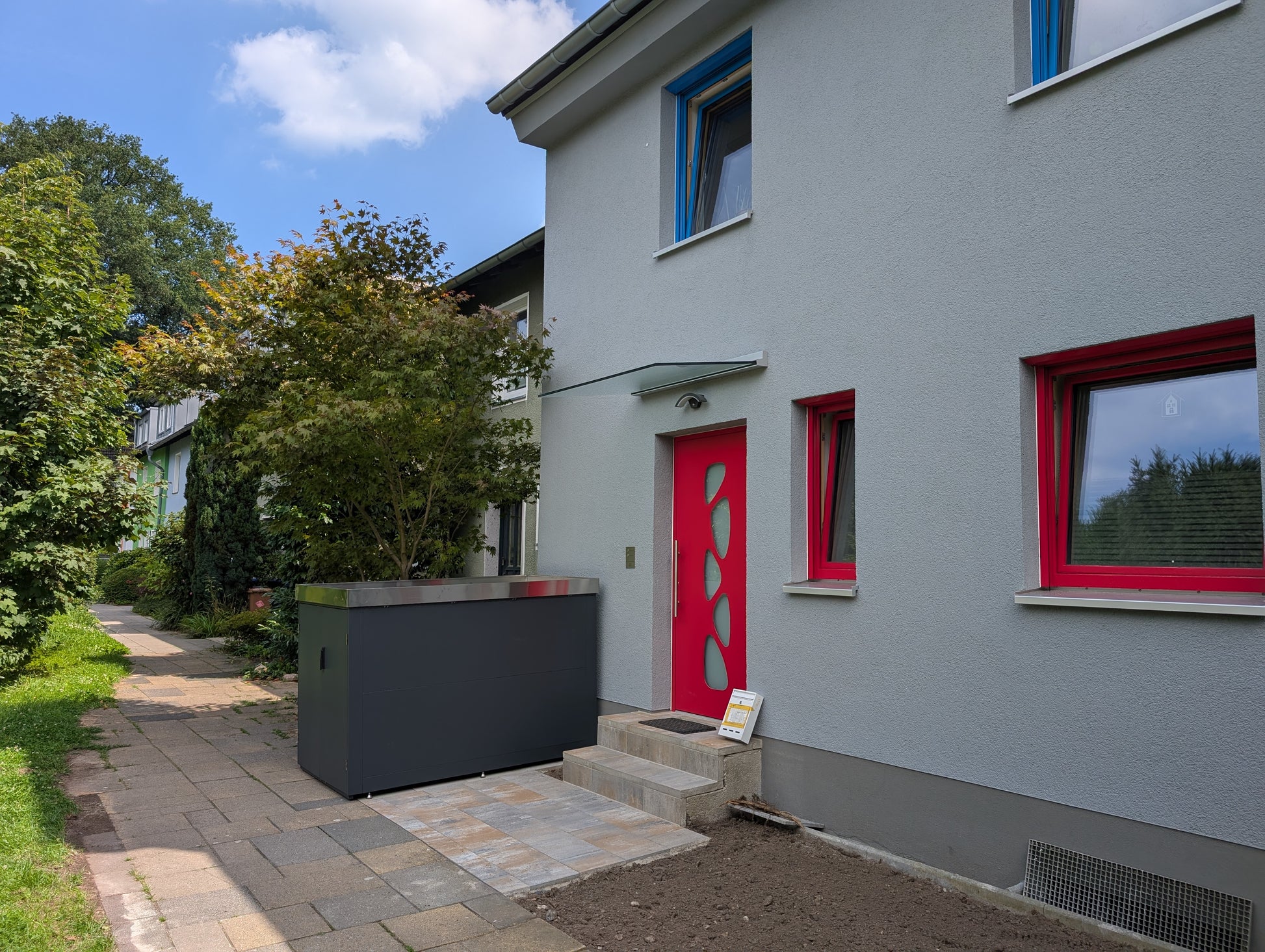 Moderne Fahrradgarage aus pulverbeschichtetem Metall in Anthrazit RAL 7016 – ideal für den Außenbereich