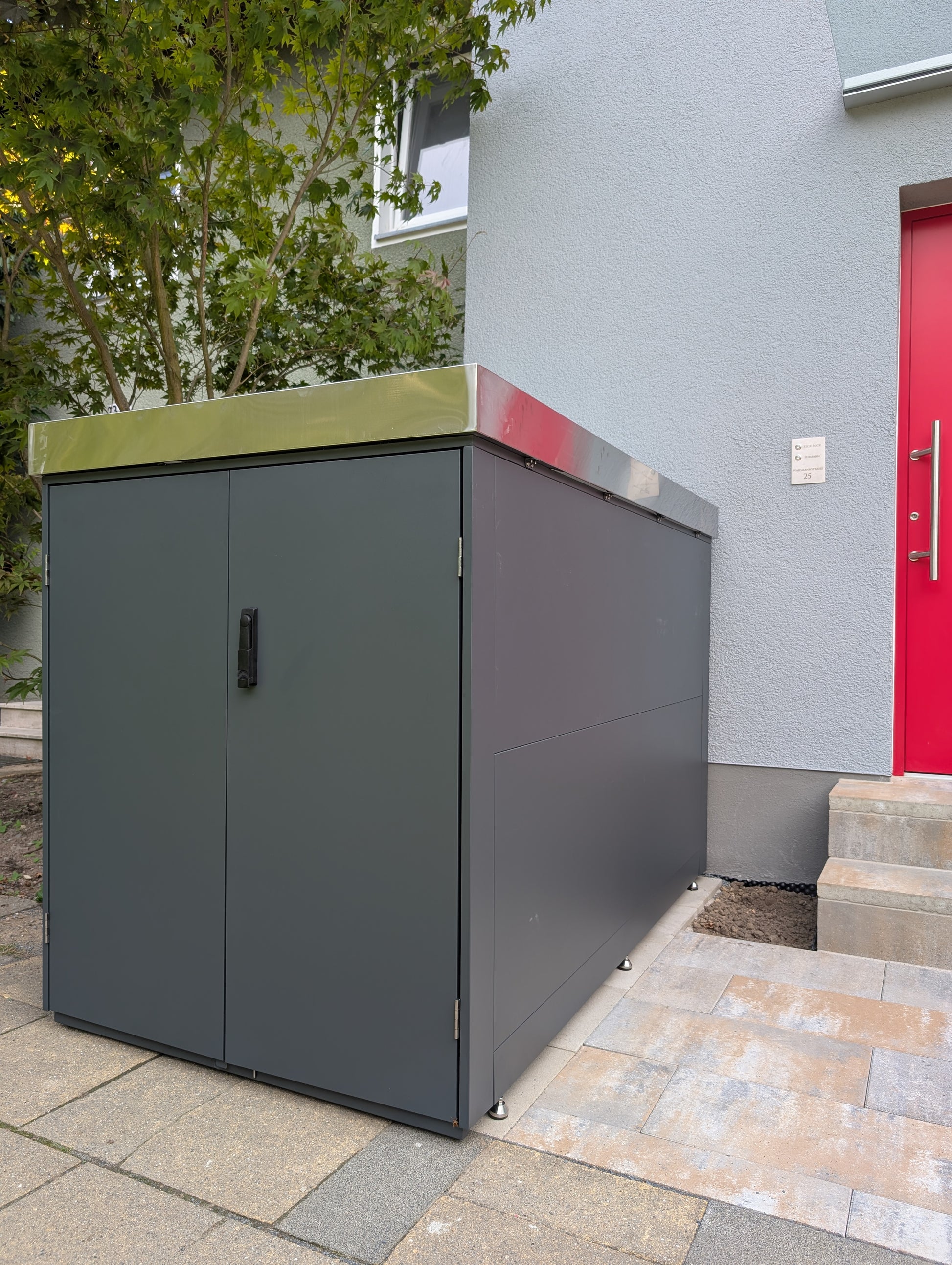 Fahrradgarage mit 8 höhenverstellbaren Bodenfüßen für sicheren Stand auf unebenem Untergrund