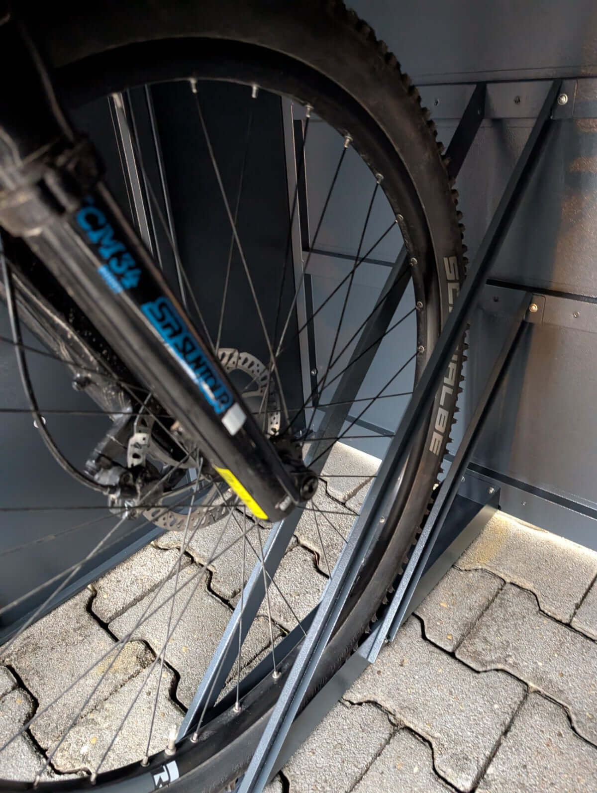 fahrradschiene für mountainbike Fahrradgarage – Robuste Aufbewahrung für zwei E-Bikes – Metallwaren Deutschland