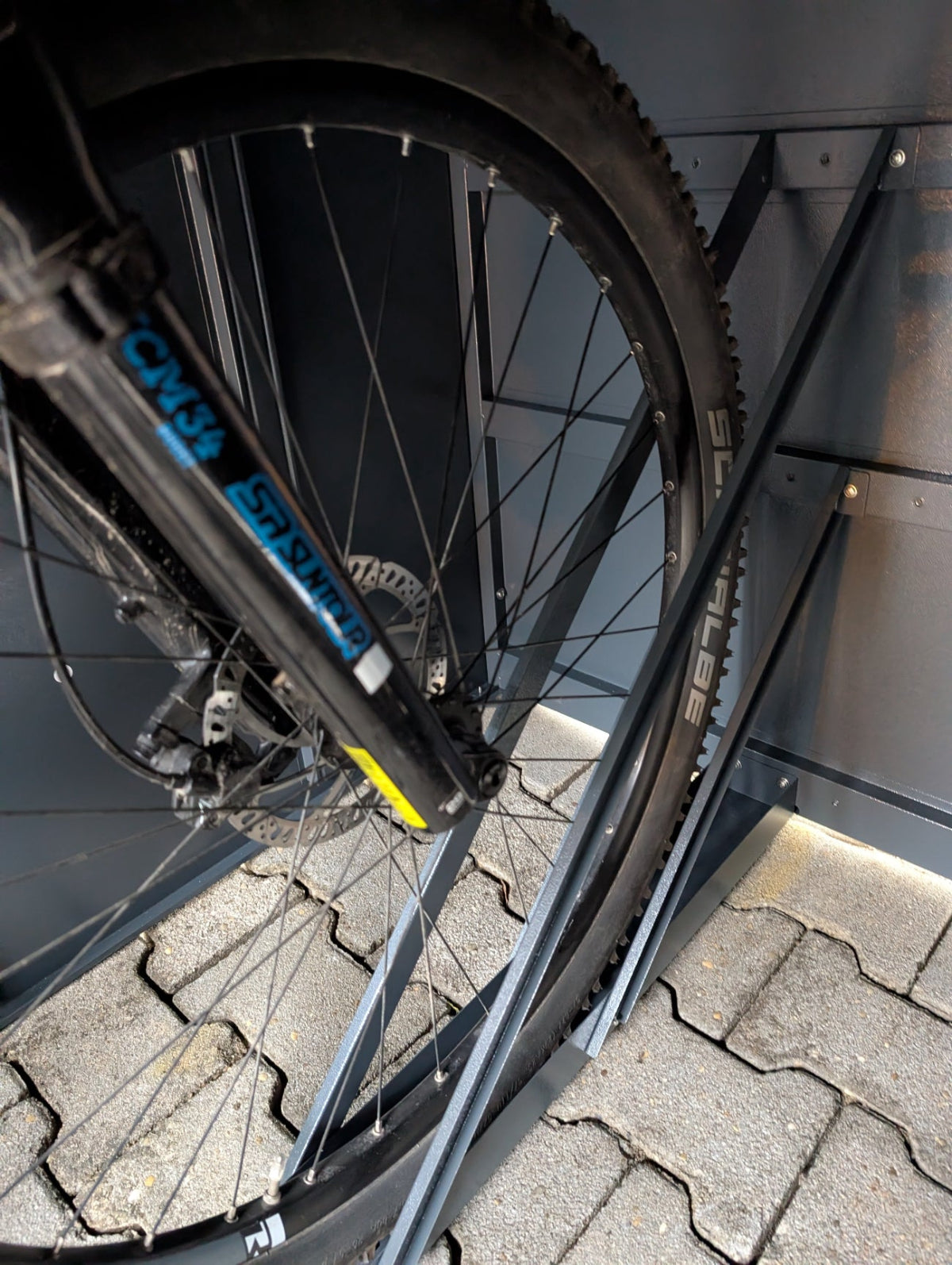 E-Bike Fahrradgarage aus Metall in Anthrazit mit Fahrradschienen und doppelten Vorderradhalter für einen sicheren Stand der E-Bikes