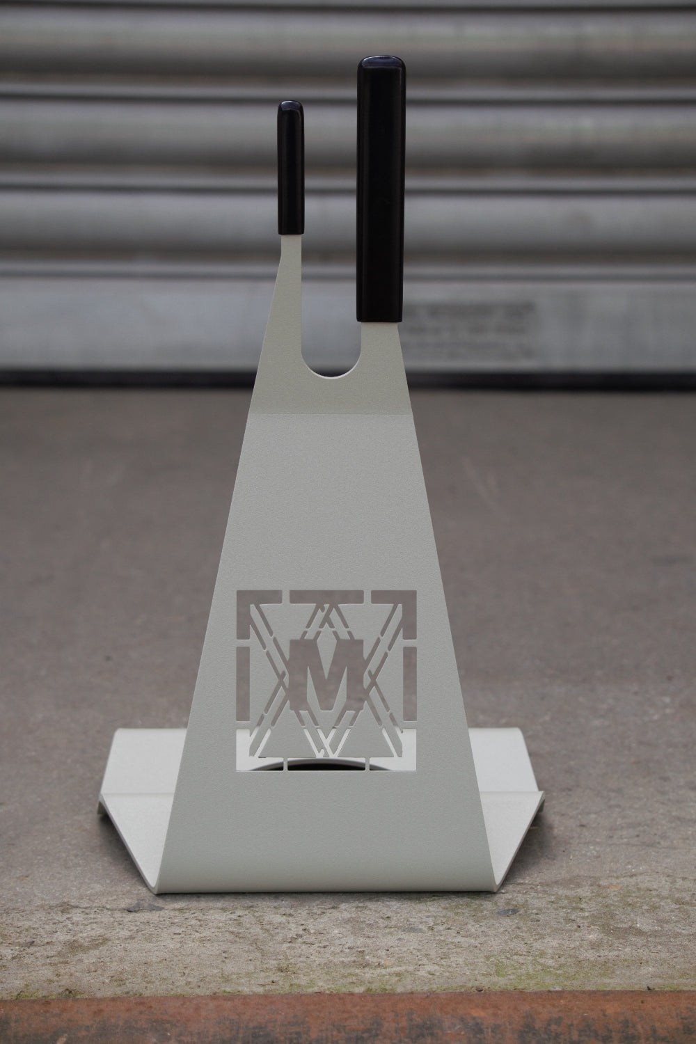 Detailbild Fahrradständer aus Metall für 26-29 Zoll Fahrräder, freistehend mit gummibeschichteten Zinken in der Farbe Creme