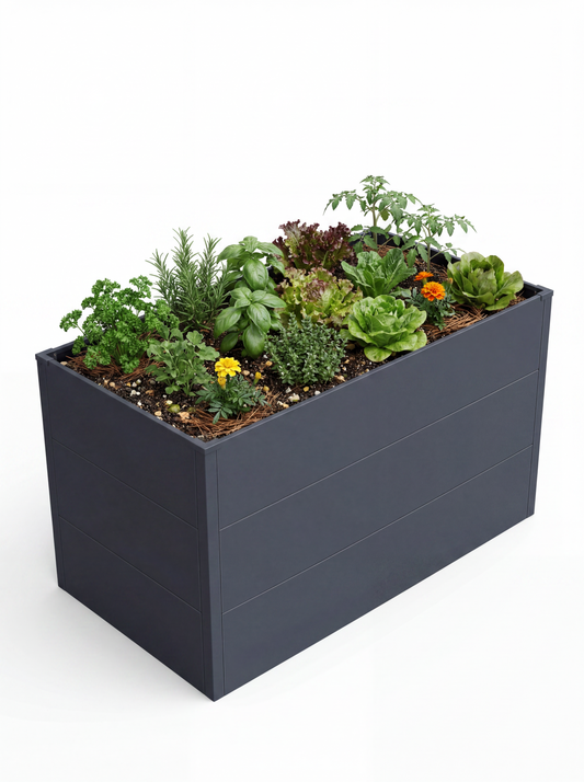 Metallverkleidung für Garten in Anthrazit mit integrierter Pflanzwanne mit Kräutern, Salat und Zierpflanzen auf weißem Hintergrund.