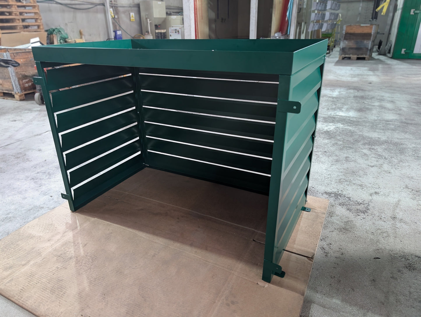 Individuelle_Fertigung_von_Waermepumpenabdeckungen in gruen_Sicht_von_hinten