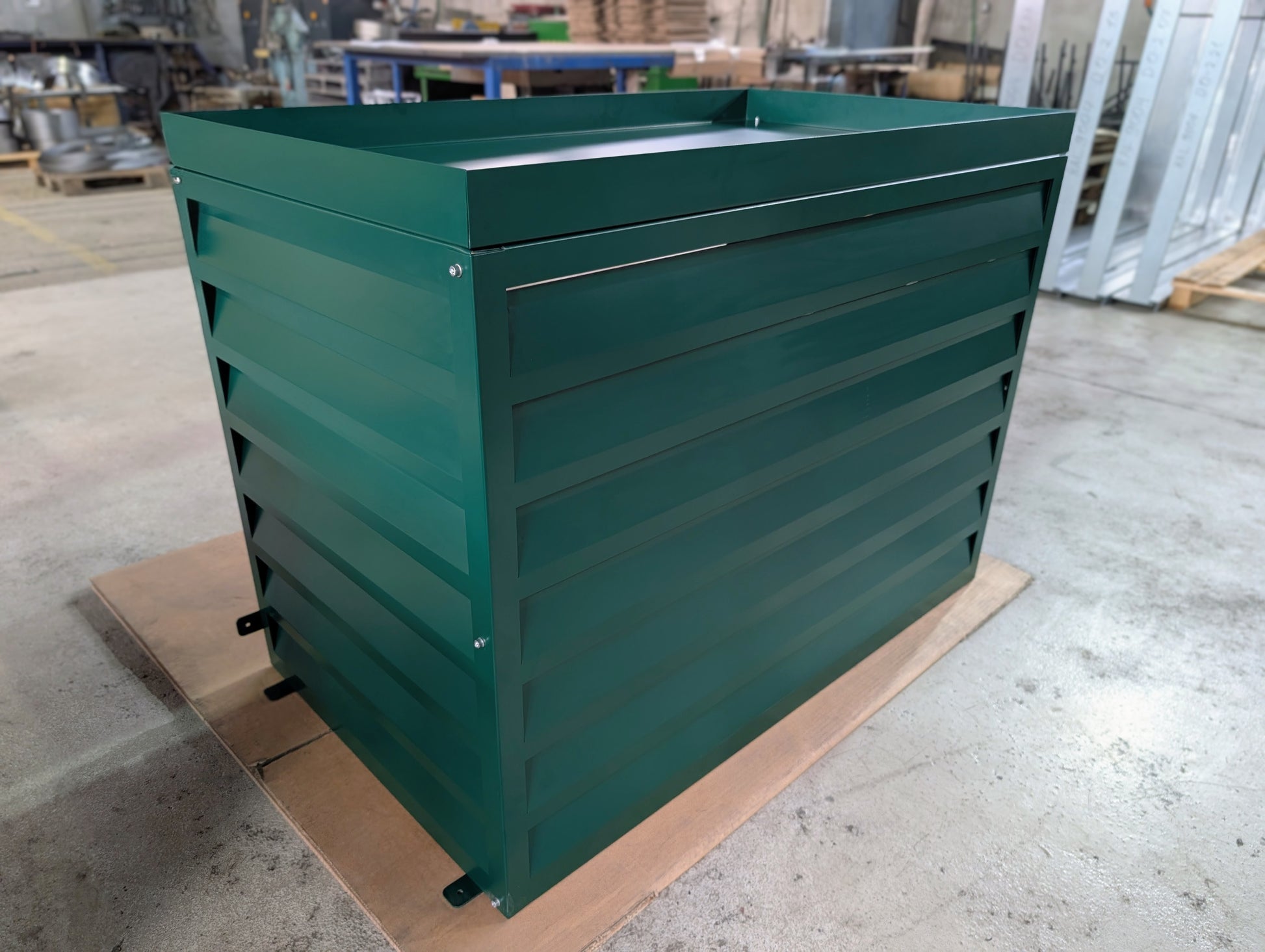 Individuelle_Fertigung_von_Waermepumpenabdeckungen_mit_Pflanzwanne_Sicht_von_vorne