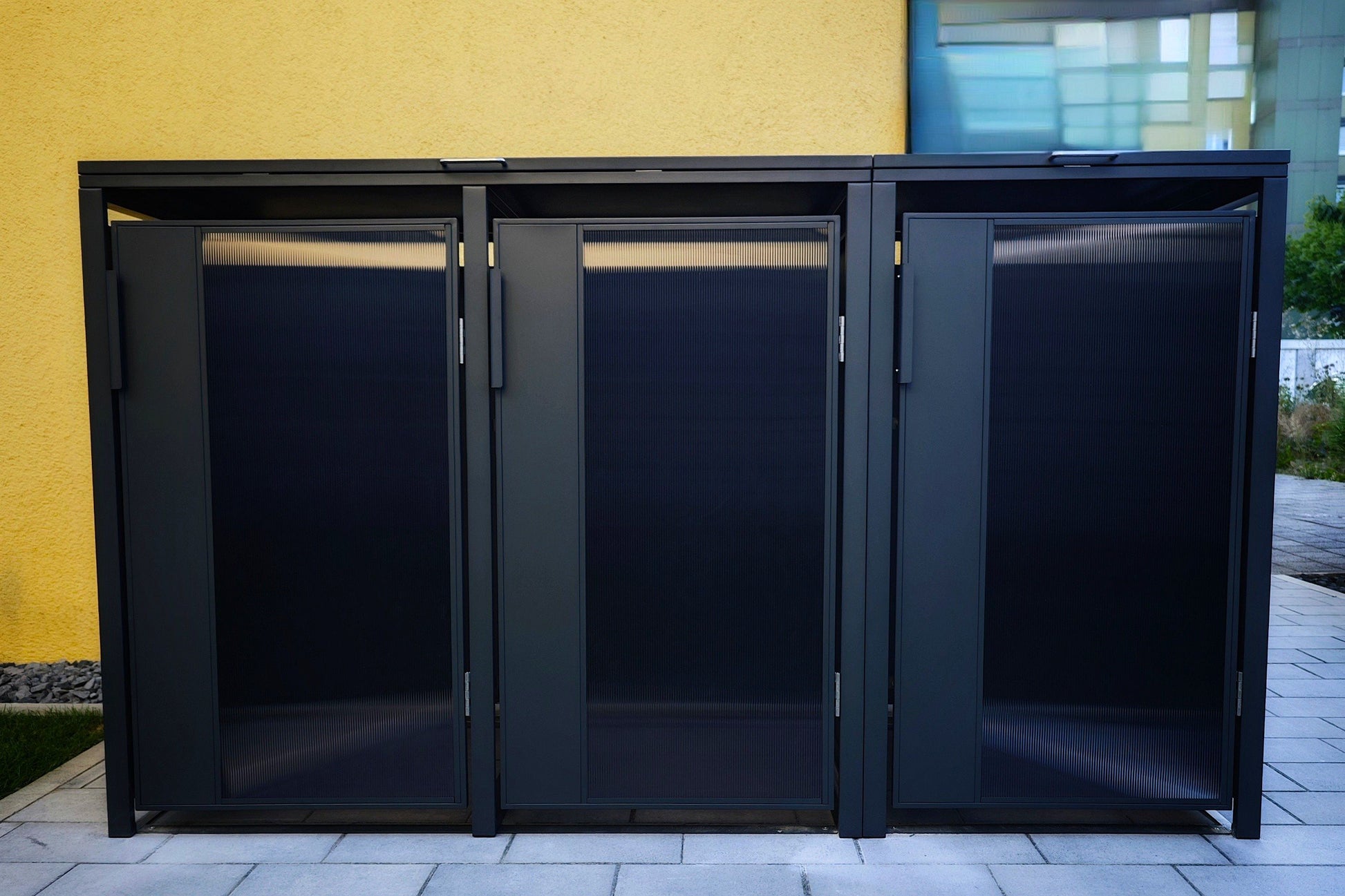 3er Mülltonnenbox für Mülltonnen bis 240 Liter – hochwertige Mülltonnenverkleidung aus Metall getöntem Glas, wetterfest und abschließbar, zur ordentlichen Aufbewahrung von Mülltonnen im Außenbereich