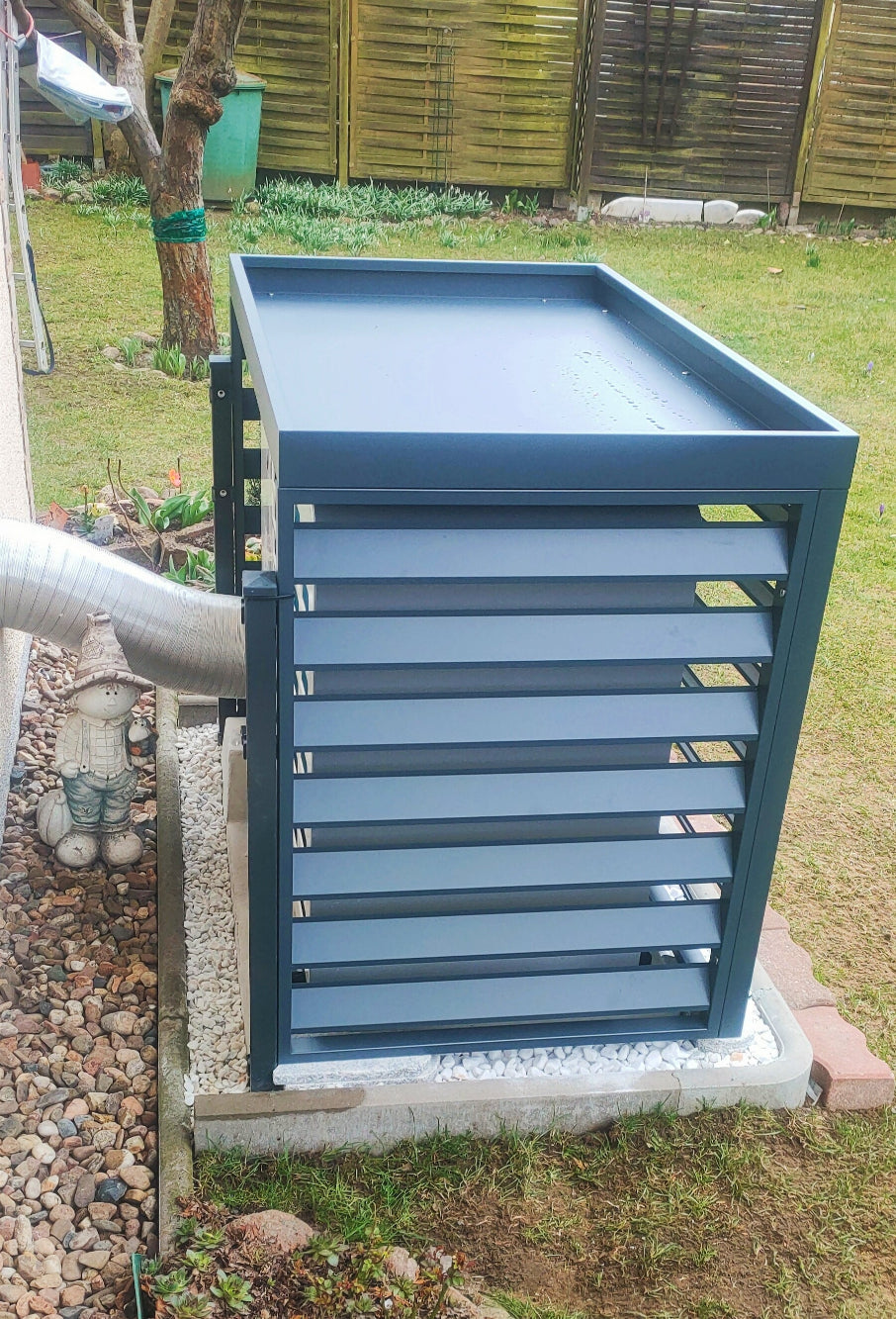 Seitliche Ansicht der Wärmepumpen-Abdeckung passend für Bosch Compress 5800i AW. Langlebige Verkleidung für Außeneinheit