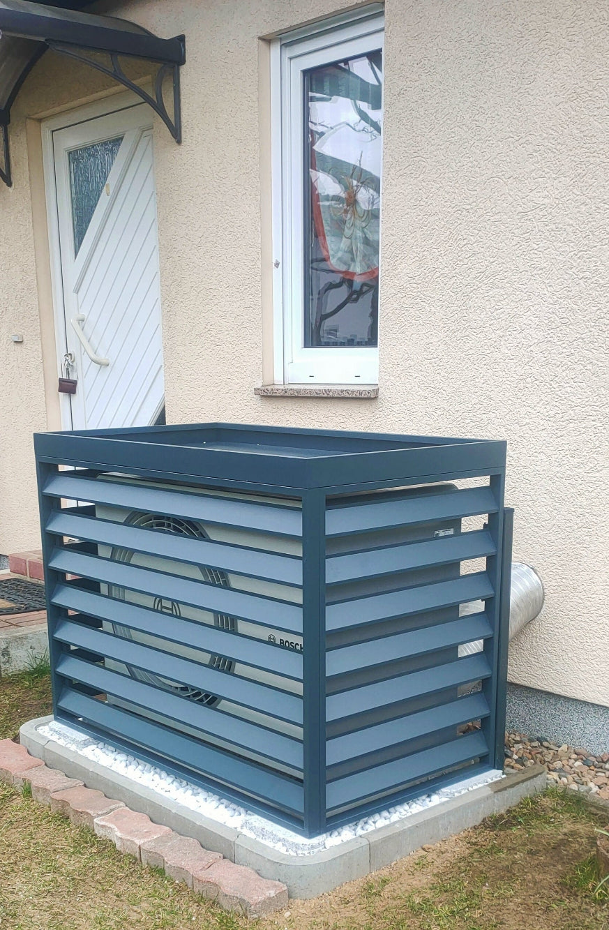 Wärmepumpen-Abdeckung für Bosch Compress 5800i AW – Frontansicht in anthrazit. Stilvoller Schutz und Schalldämmung für Wärmepumpe im Garten.