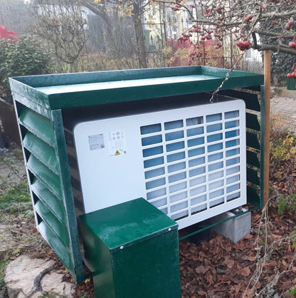 Bodenhauben-Abdeckung für Wärmepumpen: frostfreier Anschlussbereich unter der Abdeckung, gefrorener Boden im ungeschützten Bereich dahinter