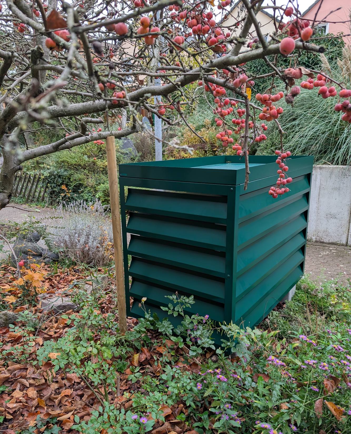 Installierte moosgrüne Waermepumpe Abdeckung für Bosch Compress Wärmepumpe