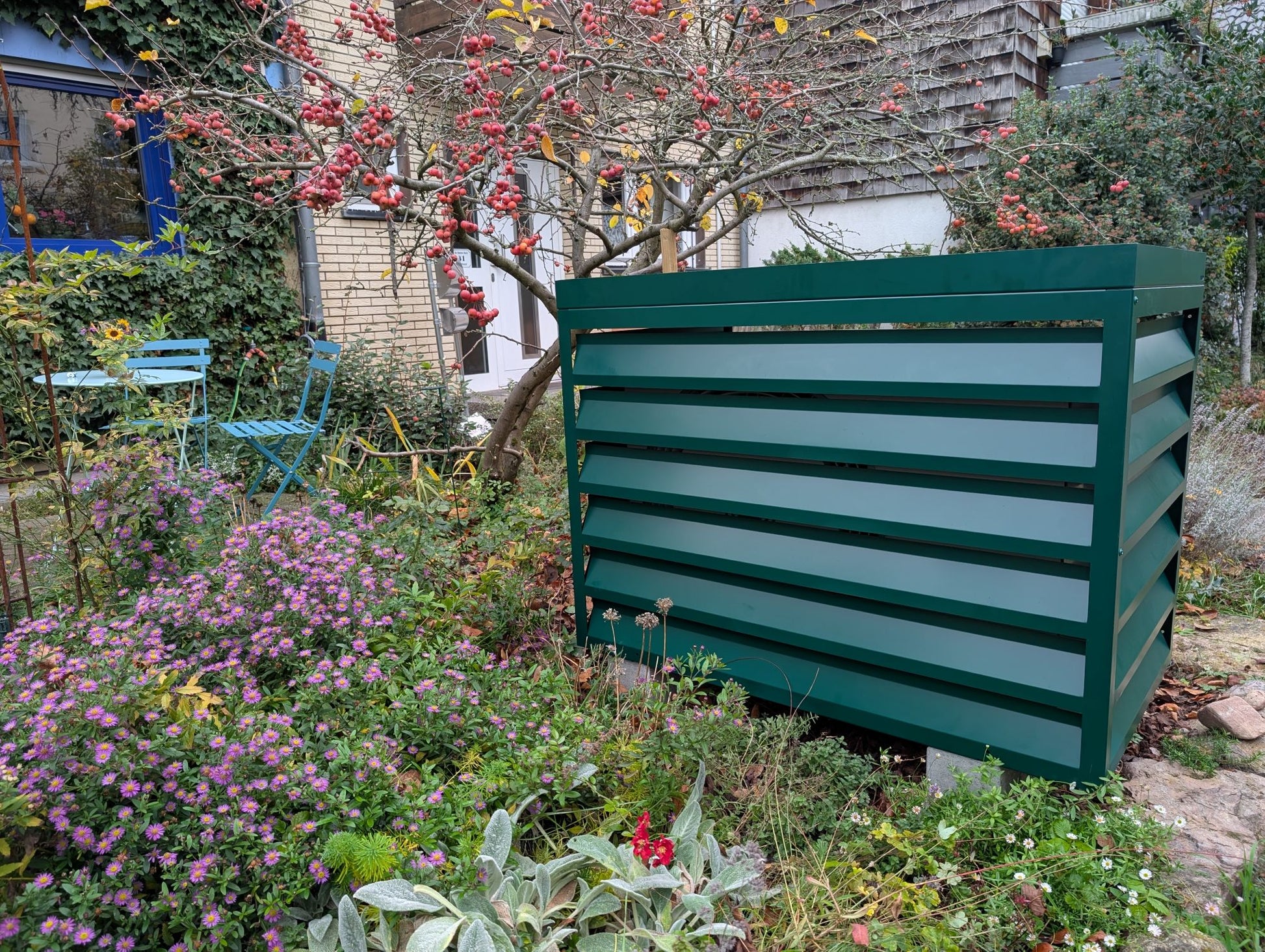 Montierte Wärmepumpenabdeckung in Moosgrün auf Bosch Compress Außengerät