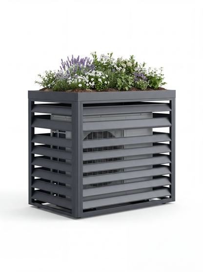 Metallverkleidung für Wärmepumpe in Anthrazit mit horizontalen Lamellen und integriertem Pflanzwanne mit Lavendel und Zierpflanzen auf weißem Hintergrund.