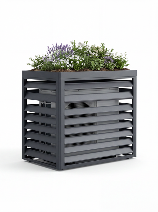 Metallverkleidung für Wärmepumpe in Anthrazit mit horizontalen Lamellen und integriertem Pflanzwanne mit Lavendel und Zierpflanzen auf weißem Hintergrund.