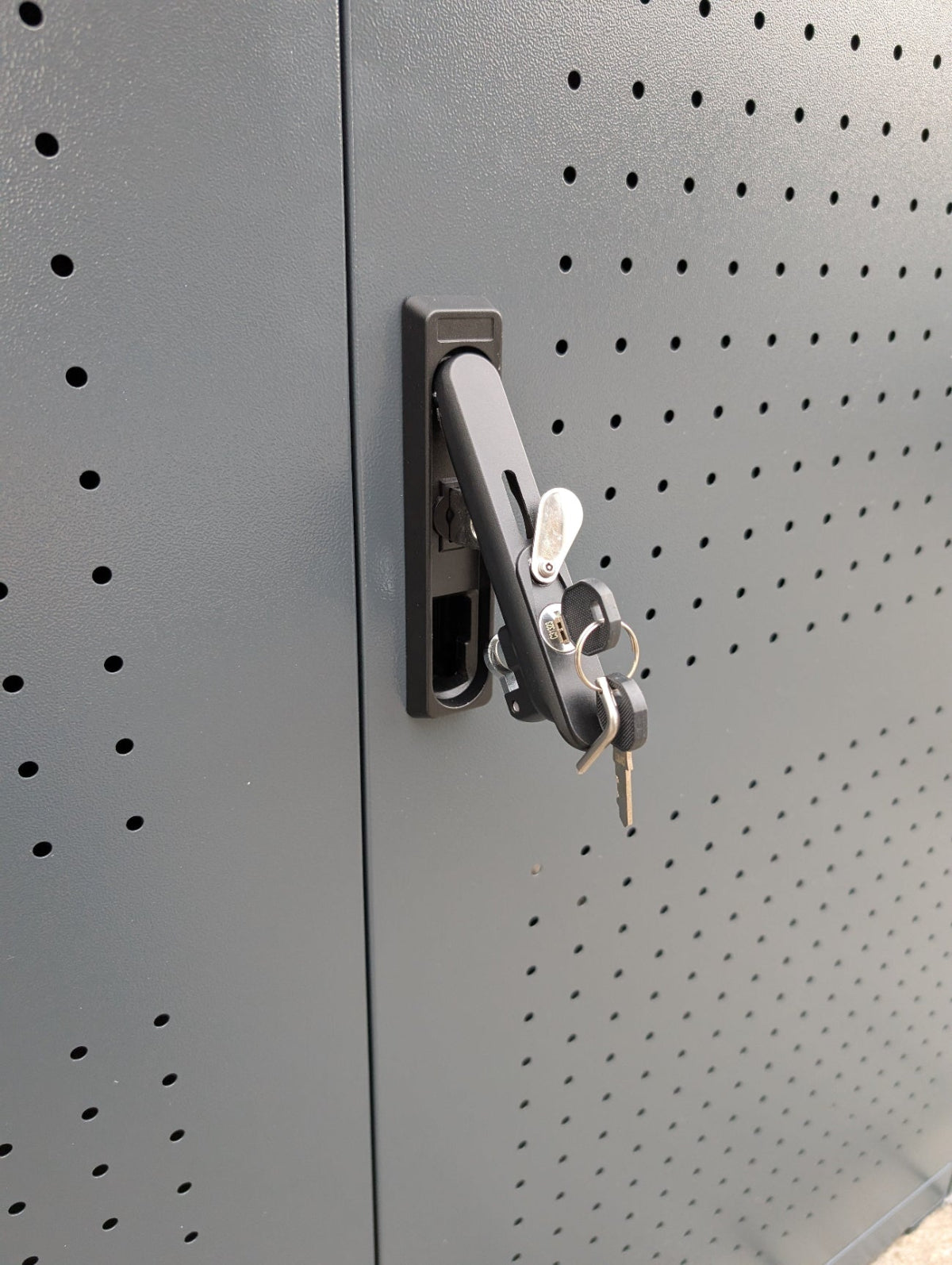 Geöffnete E-Bike Fahrradgarage aus Metall in Anthrazit mit Zylinderschloss – geräumiger, sicherer Abstellplatz für Elektro-Fahrräder